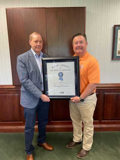 Todd Proffitt, CEO of TSB accepting the 2022 Excellence in Community Banking award from Paul Taylor, Senior VP of the IBB.